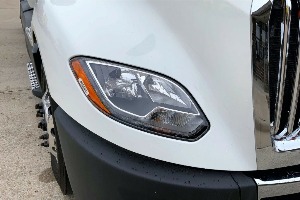 2022 CUM LT625 6×4 Sleeper