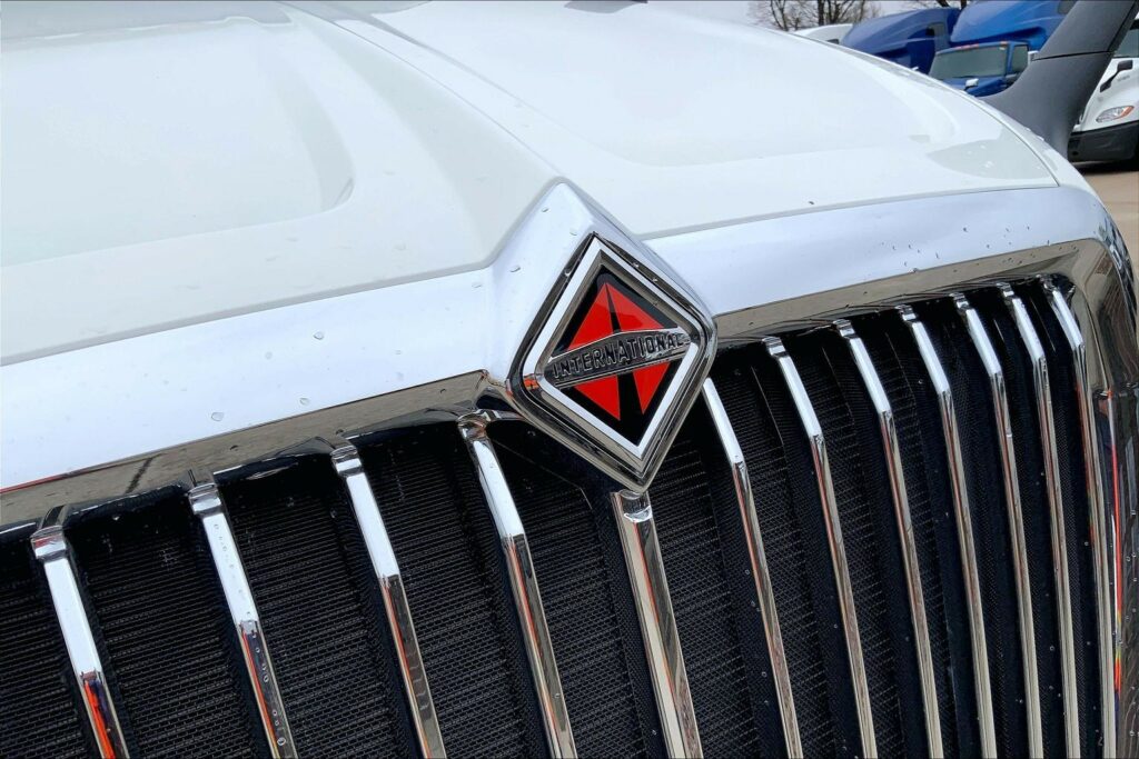 2022 CUM LT625 6×4 Sleeper