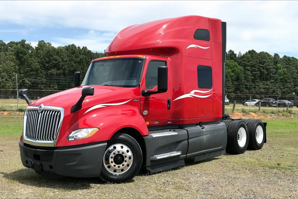 2023 CUM LT625 6X4 Sleeper