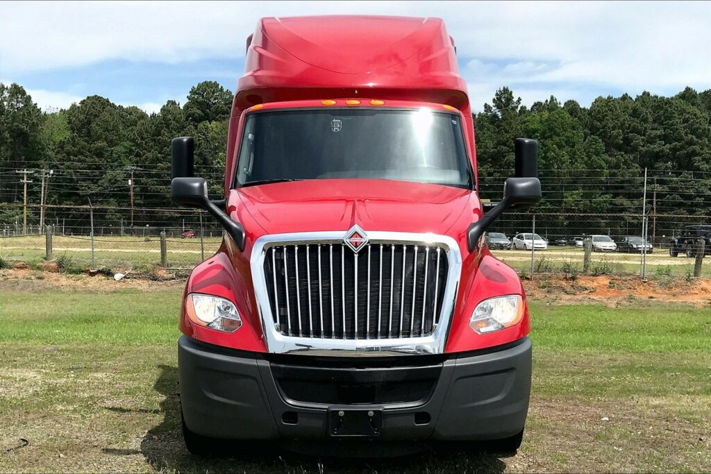 2023 CUM LT625 6X4 Sleeper