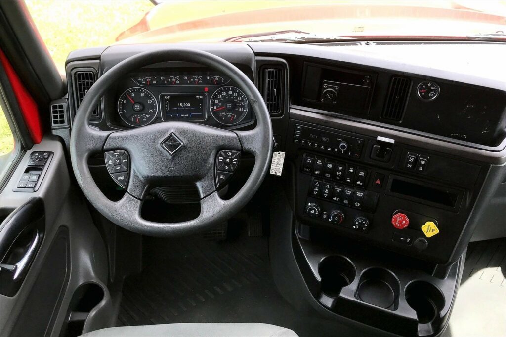 2023 CUM LT625 6X4 Sleeper