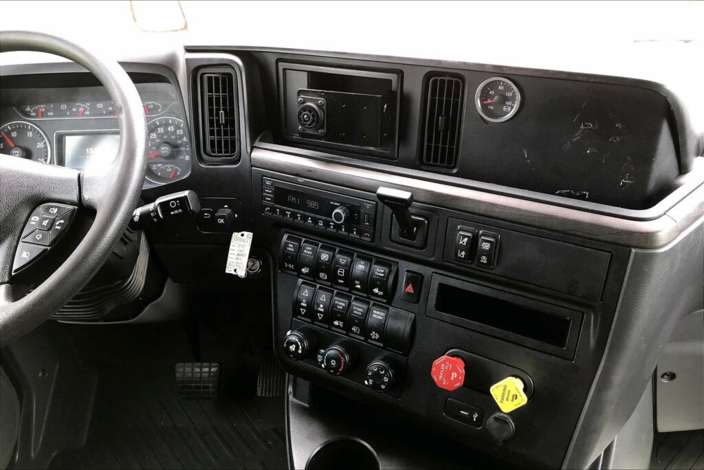 2023 CUM LT625 6X4 Sleeper