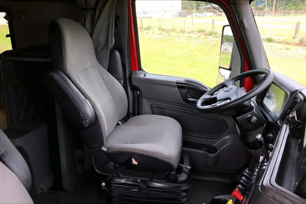 2023 CUM LT625 6X4 Sleeper