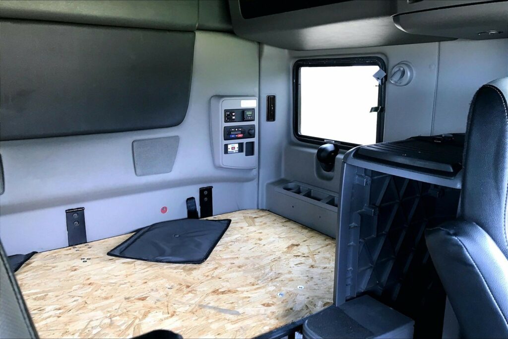 2023 CUM LT625 6X4 Sleeper