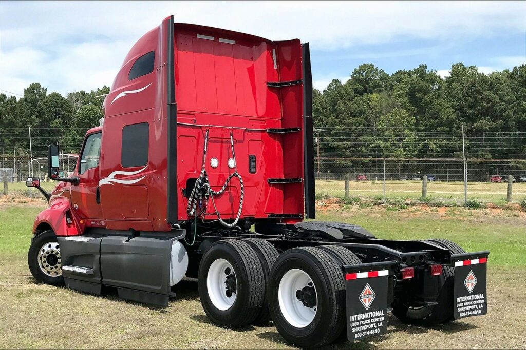 2023 CUM LT625 6X4 Sleeper