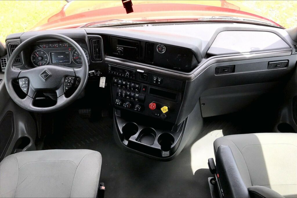 2023 CUM LT625 6X4 Sleeper