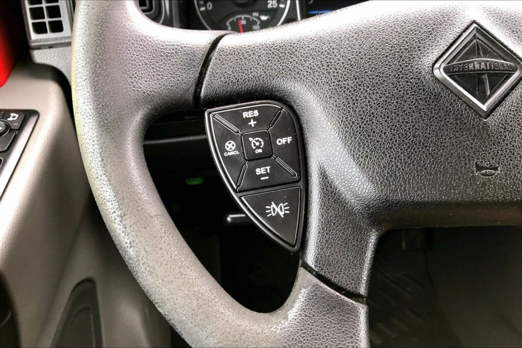 2023 CUM LT625 6X4 Sleeper