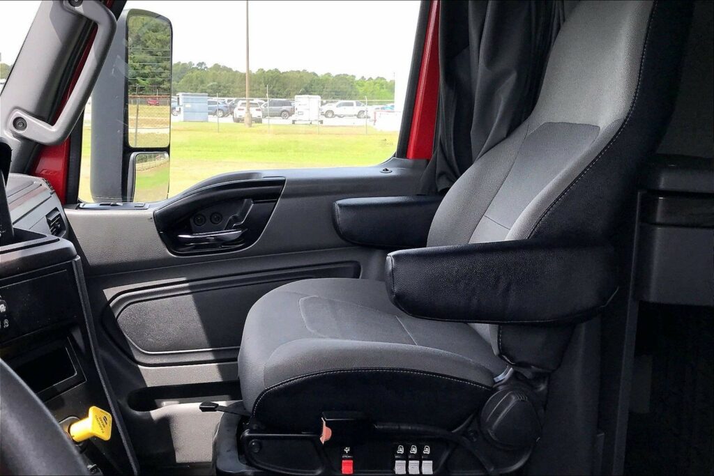 2023 CUM LT625 6X4 Sleeper