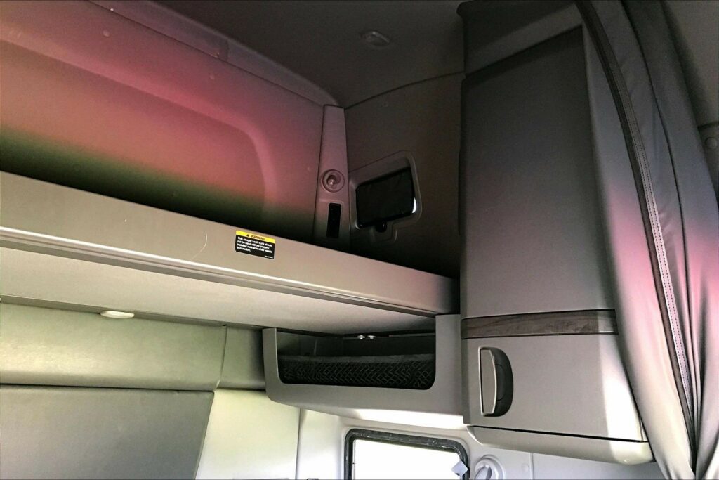 2023 CUM LT625 6X4 Sleeper