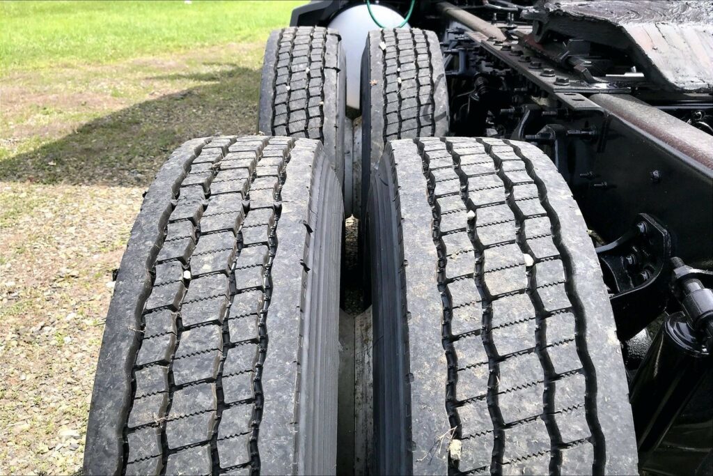 2023 CUM LT625 6X4 Sleeper