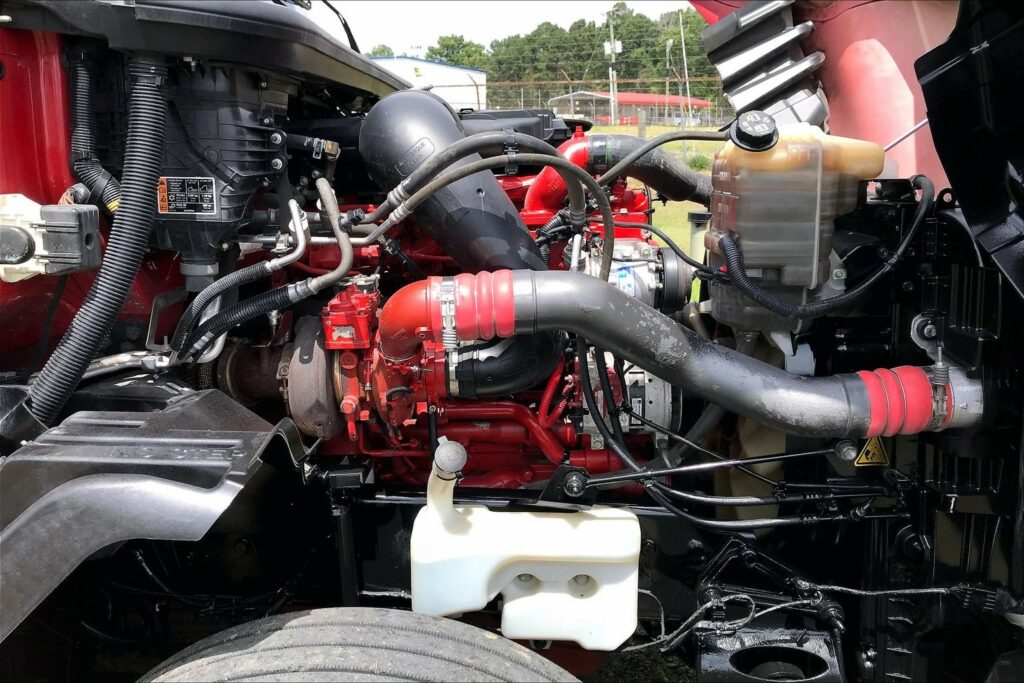 2023 CUM LT625 6X4 Sleeper