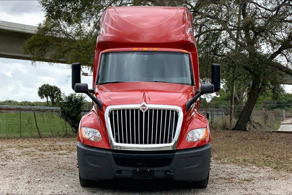 2023 CUM LT625 6X4 Sleeper