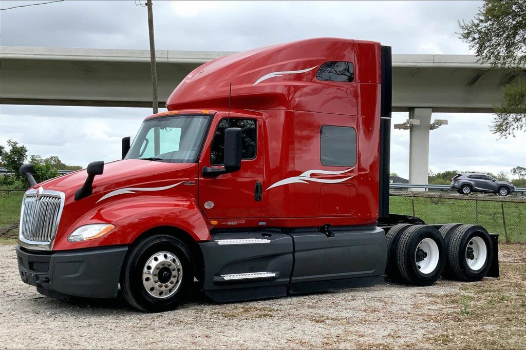 2023 CUM LT625 6X4 Sleeper