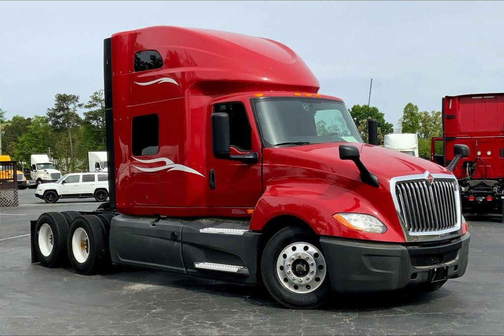 2023 CUM LT625 6X4 Sleeper