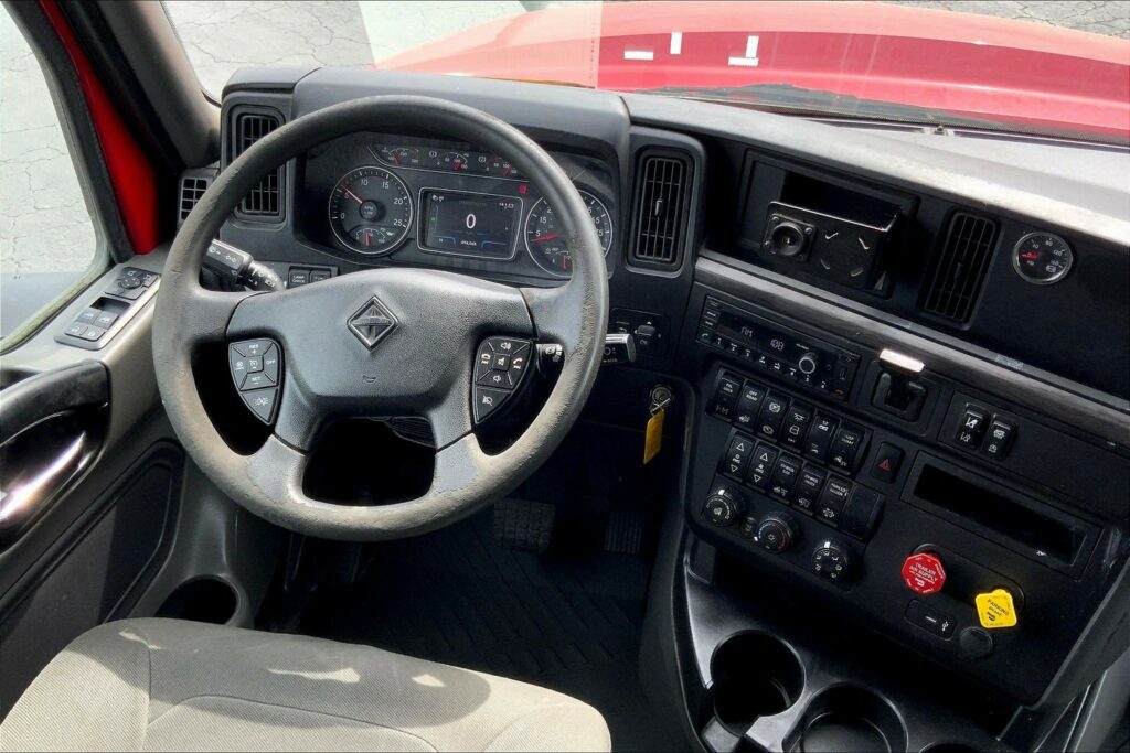 2023 CUM LT625 6X4 Sleeper