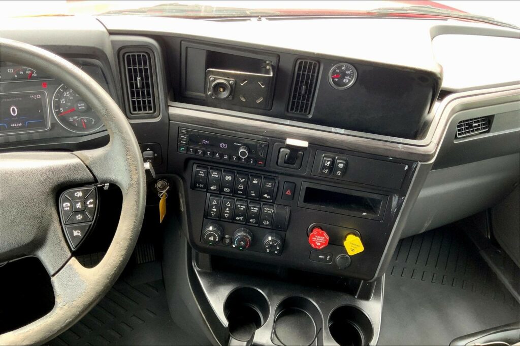 2023 CUM LT625 6X4 Sleeper