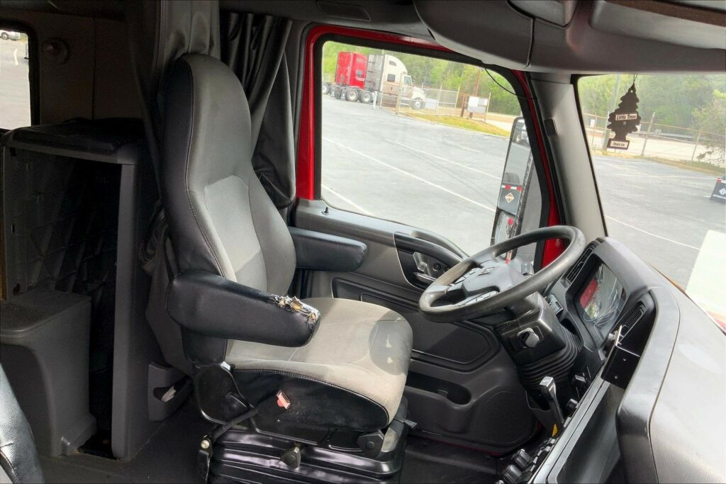 2023 CUM LT625 6X4 Sleeper