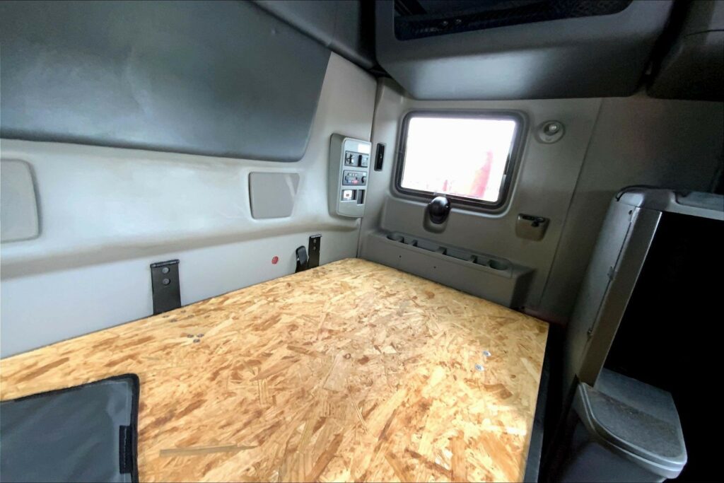 2023 CUM LT625 6X4 Sleeper