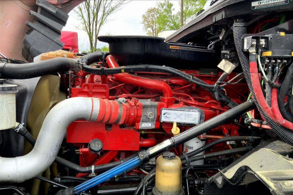 2023 CUM LT625 6X4 Sleeper