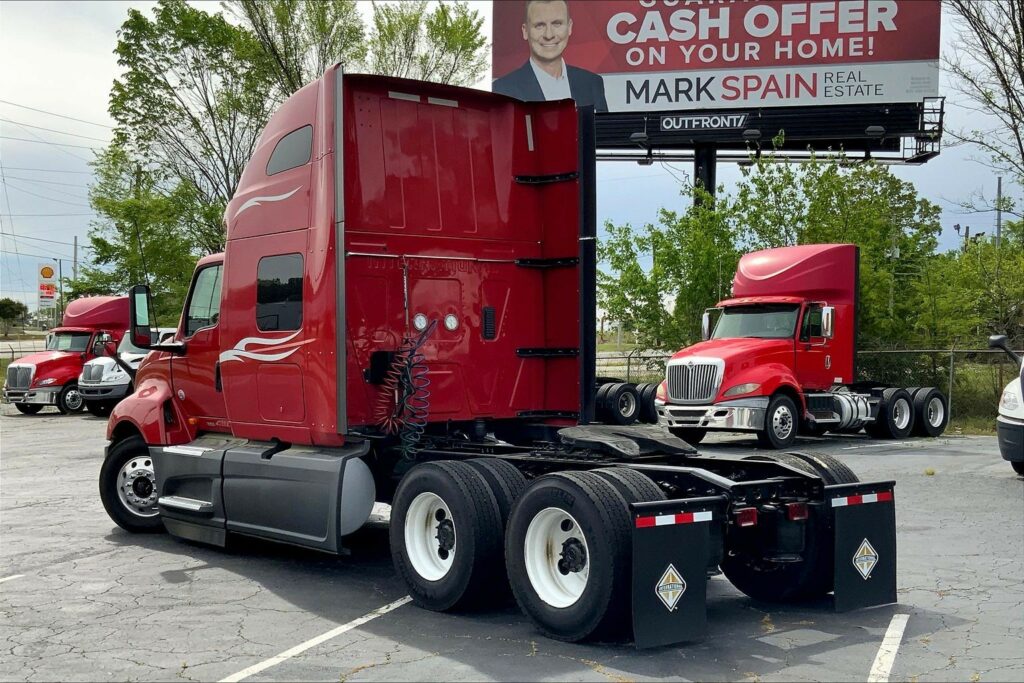 2023 CUM LT625 6X4 Sleeper