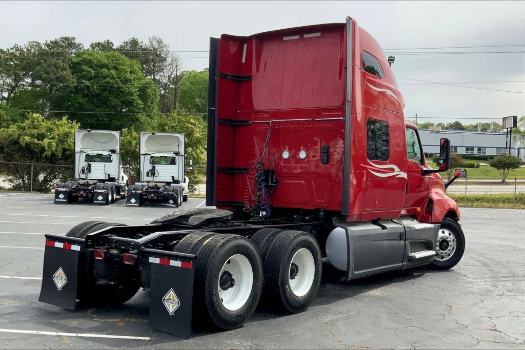 2023 CUM LT625 6X4 Sleeper