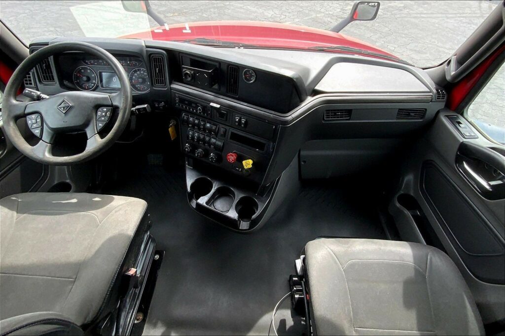 2023 CUM LT625 6X4 Sleeper