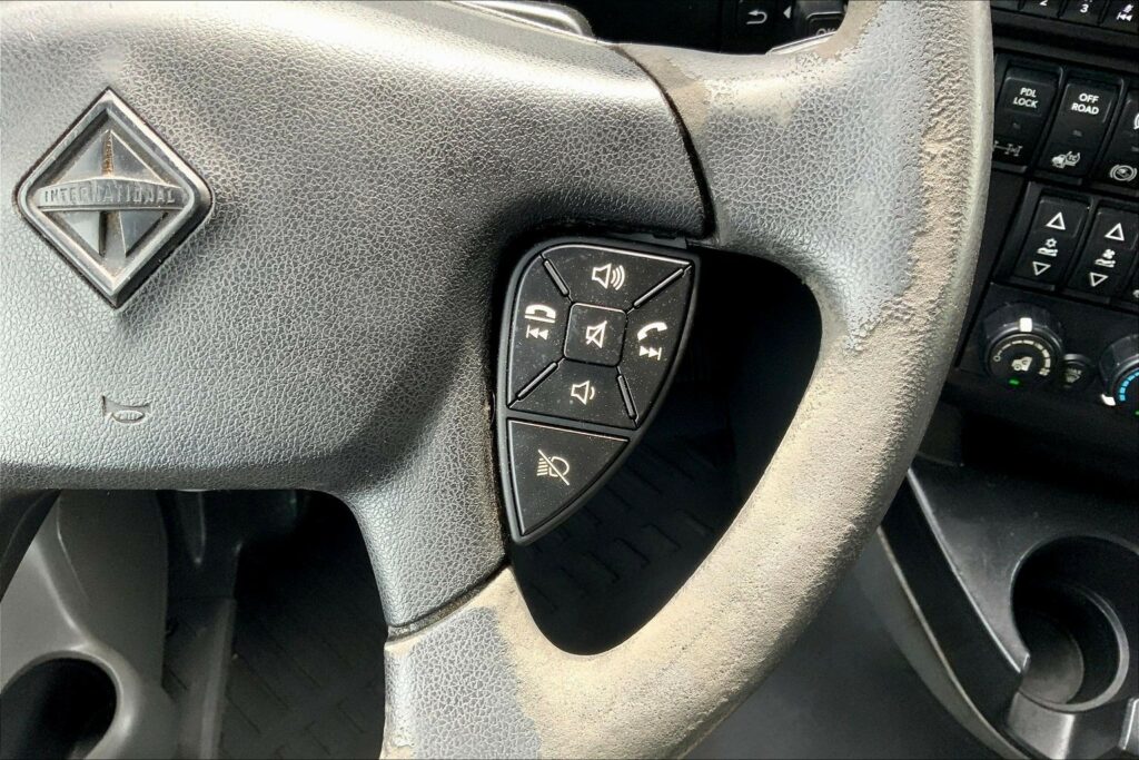 2023 CUM LT625 6X4 Sleeper