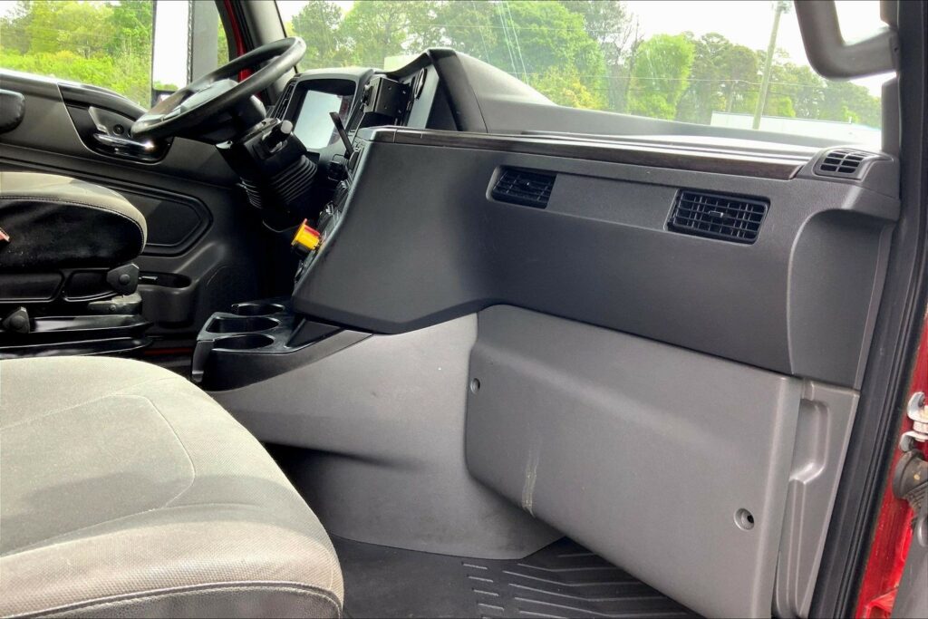 2023 CUM LT625 6X4 Sleeper