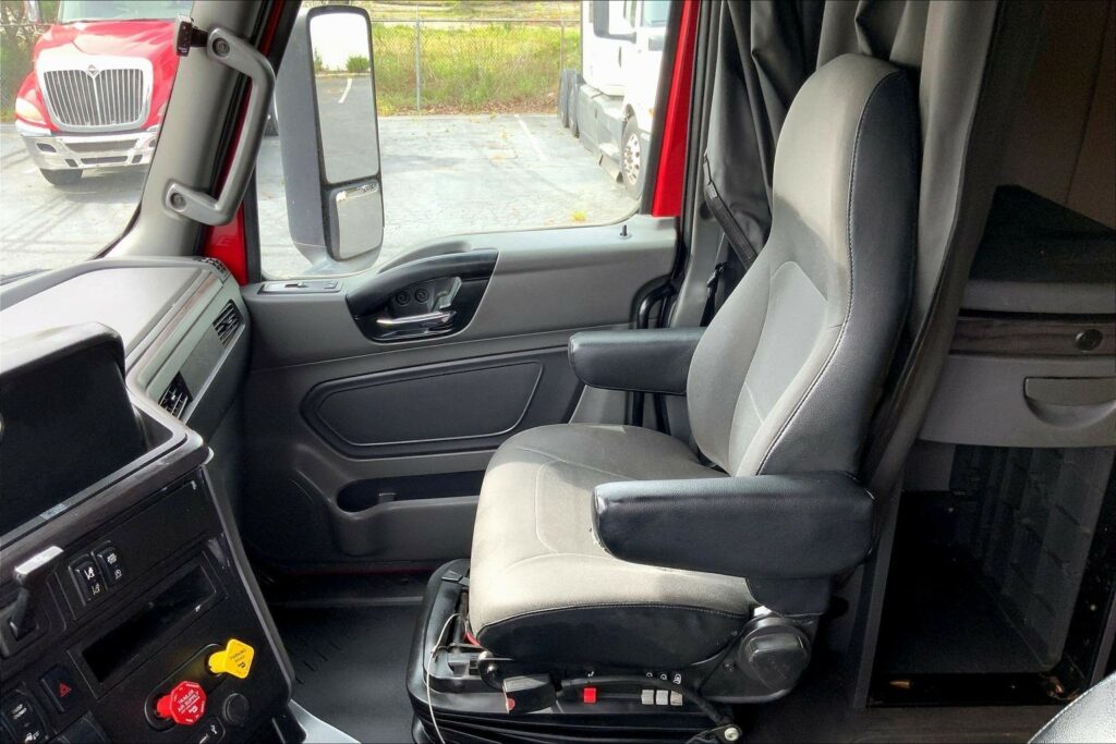 2023 CUM LT625 6X4 Sleeper