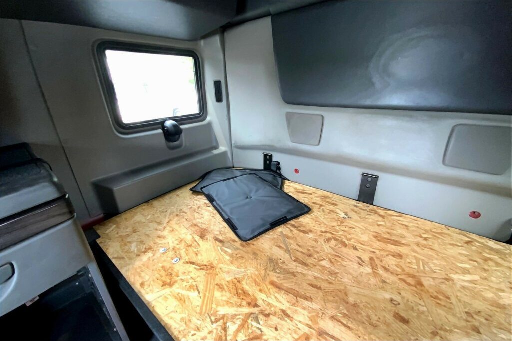 2023 CUM LT625 6X4 Sleeper