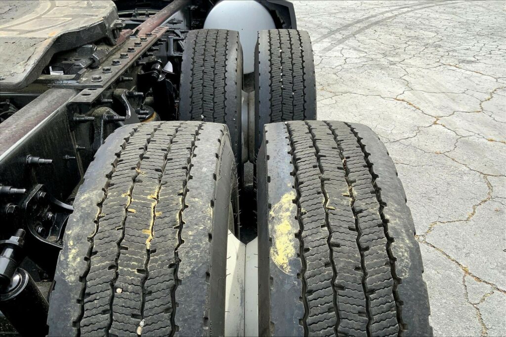 2023 CUM LT625 6X4 Sleeper