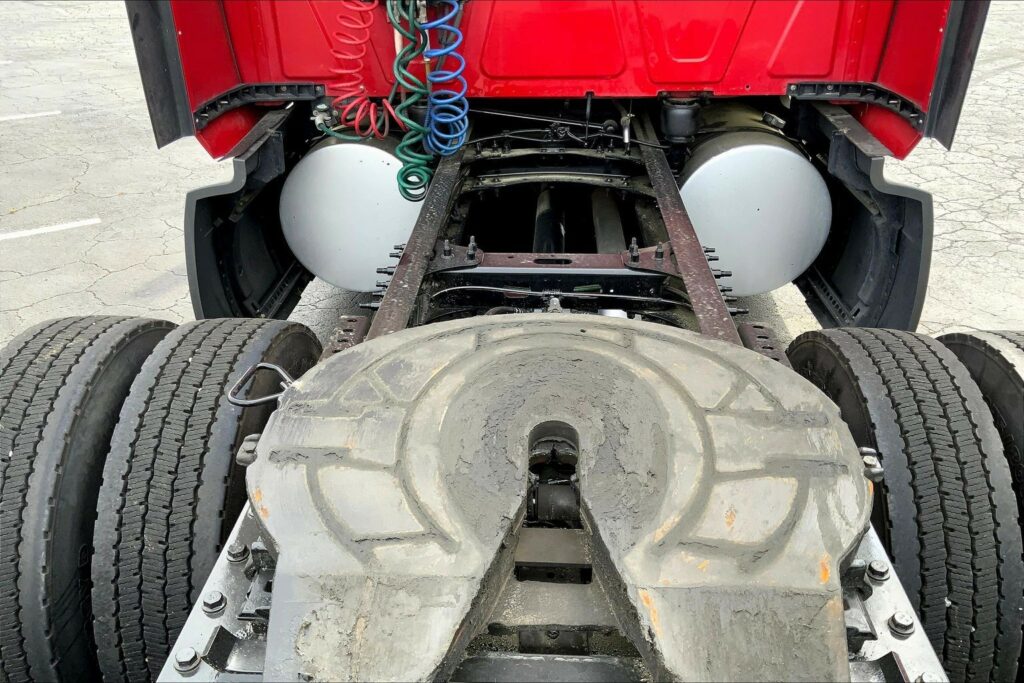 2023 CUM LT625 6X4 Sleeper