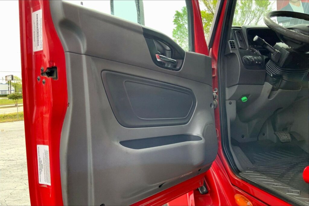 2023 CUM LT625 6X4 Sleeper