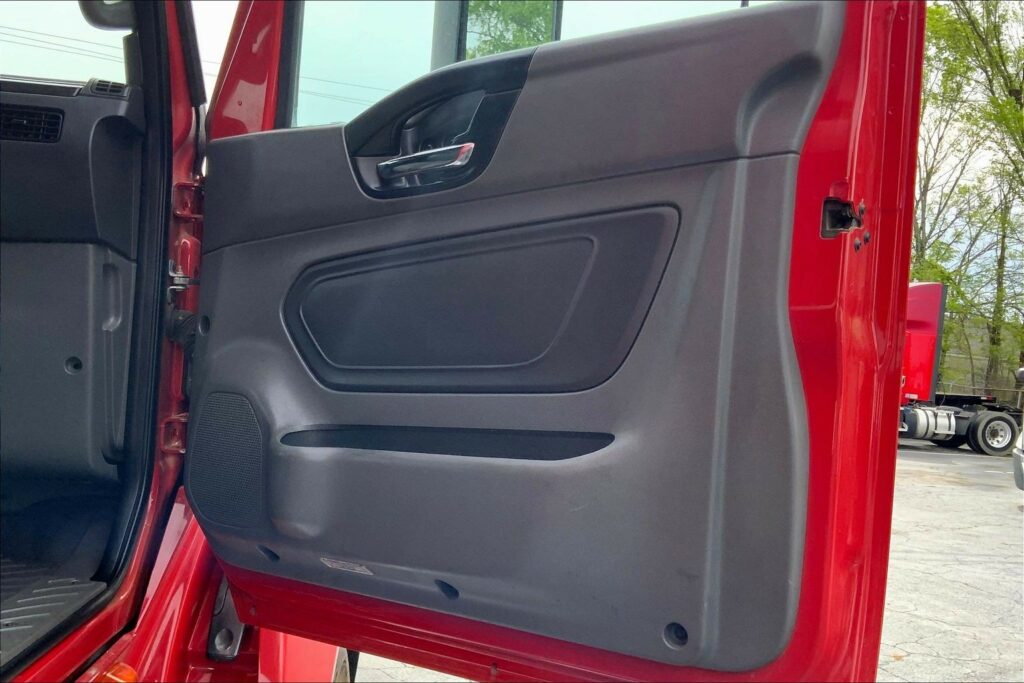 2023 CUM LT625 6X4 Sleeper