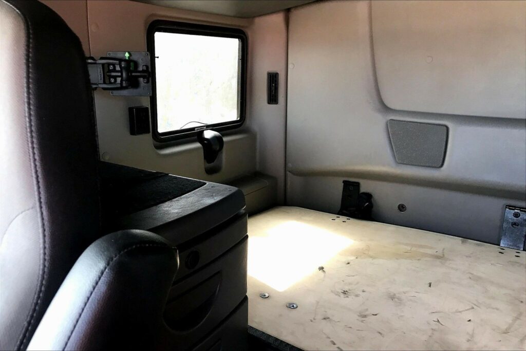 2022 INT LT625 6×4 Sleeper