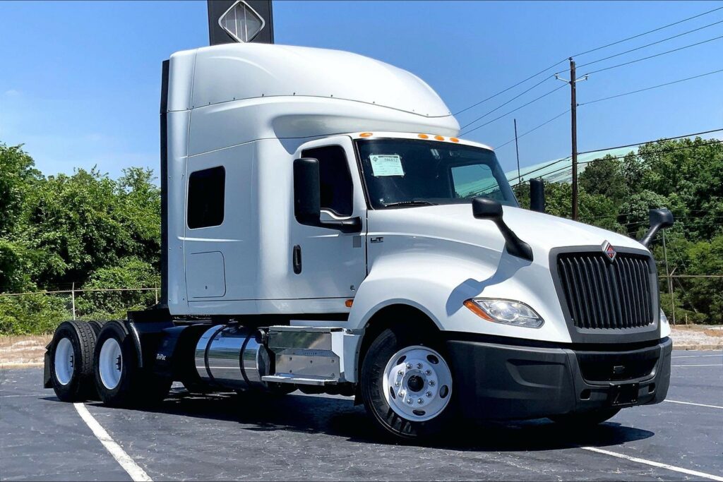 2022 CUM LT625 6×4 Sleeper