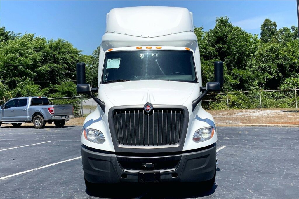 2022 CUM LT625 6×4 Sleeper