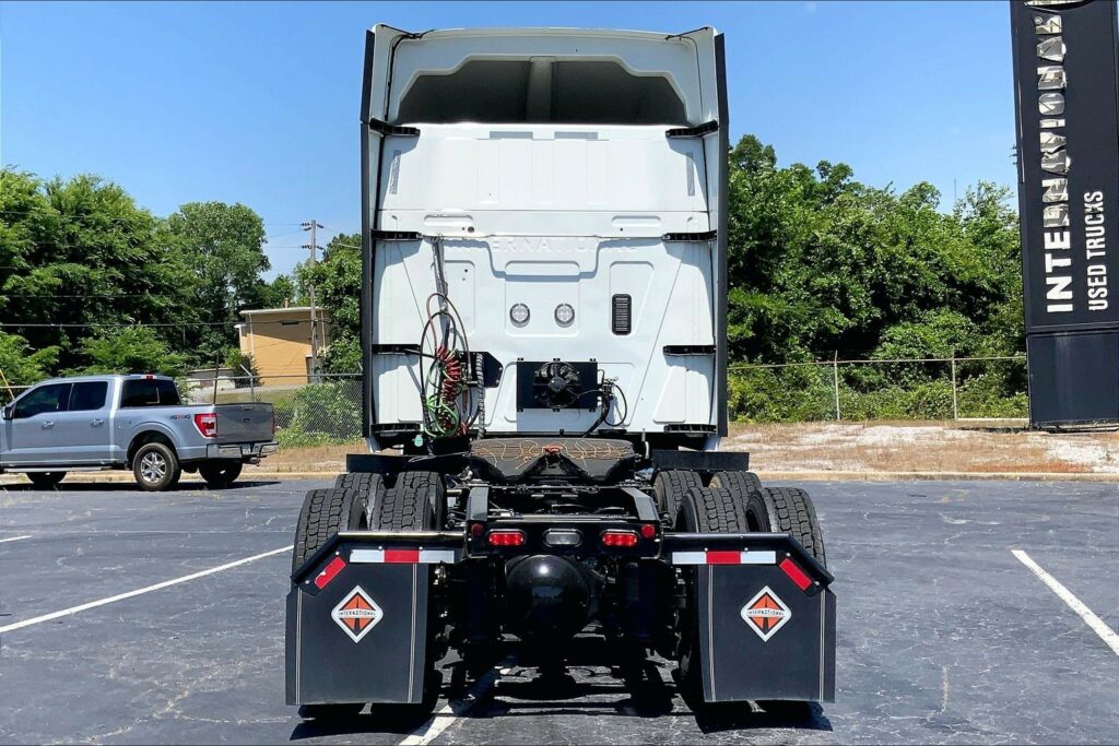 2022 CUM LT625 6×4 Sleeper