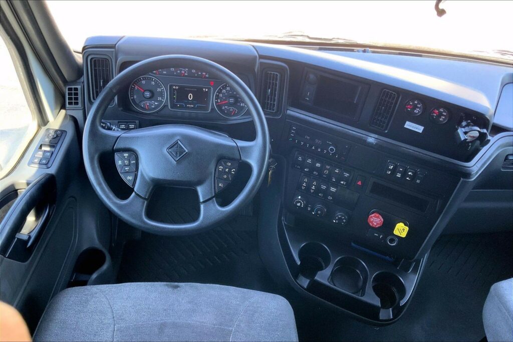 2022 CUM LT625 6×4 Sleeper