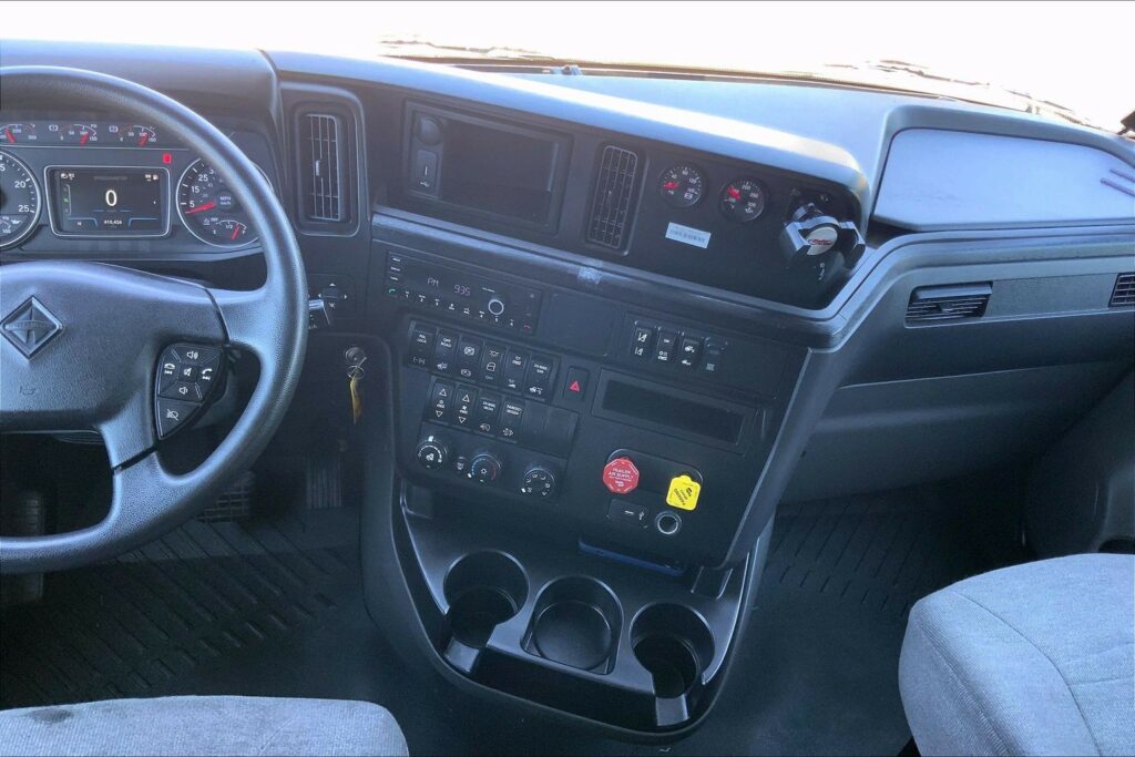 2022 CUM LT625 6×4 Sleeper