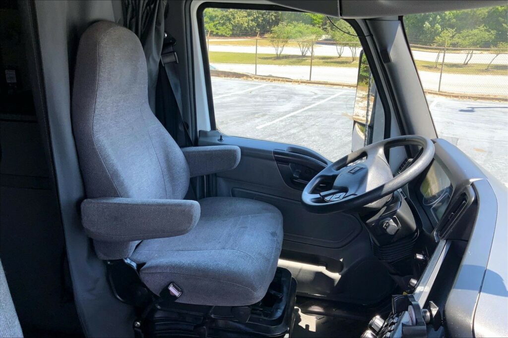 2022 CUM LT625 6×4 Sleeper