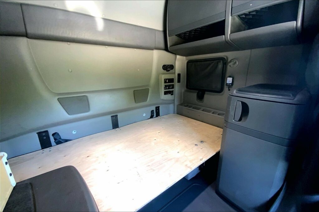 2022 CUM LT625 6×4 Sleeper