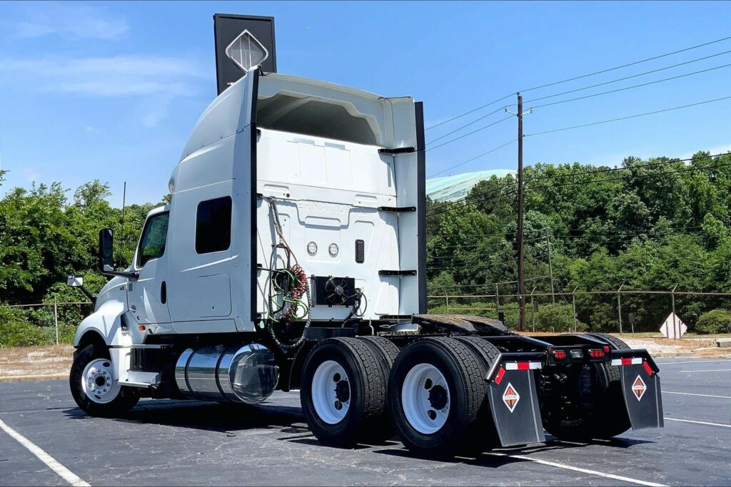 2022 CUM LT625 6×4 Sleeper