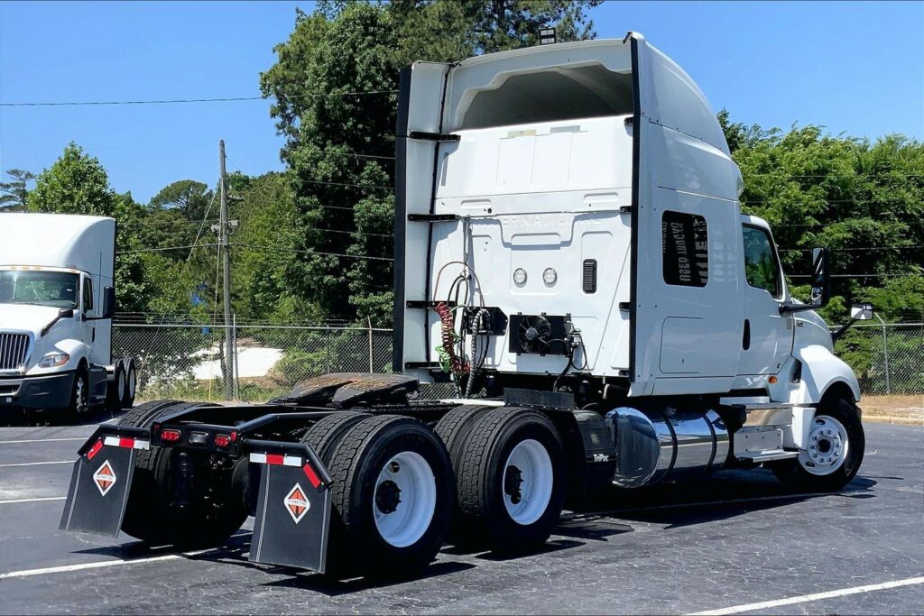 2022 CUM LT625 6×4 Sleeper