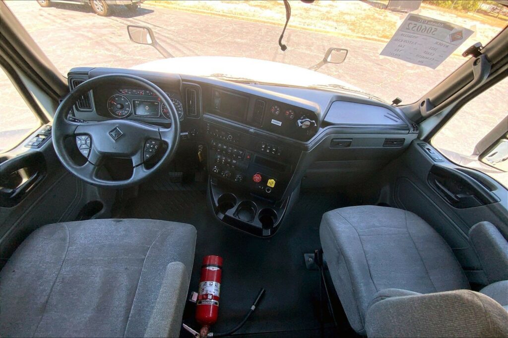2022 CUM LT625 6×4 Sleeper