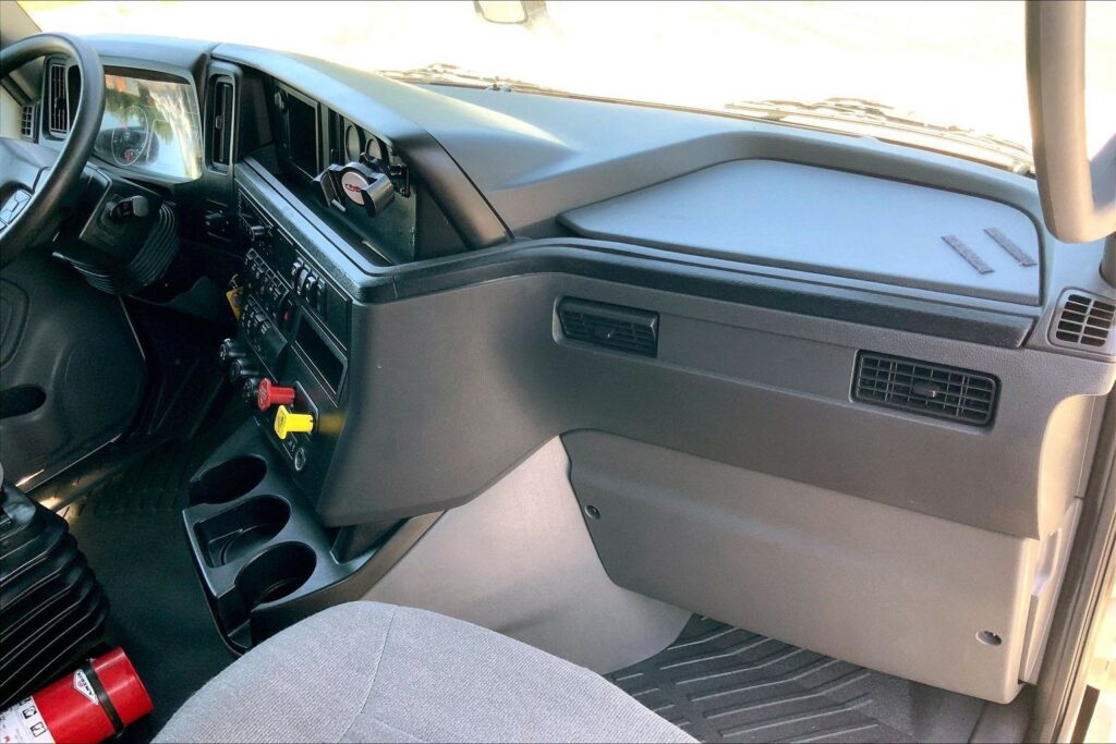 2022 CUM LT625 6×4 Sleeper