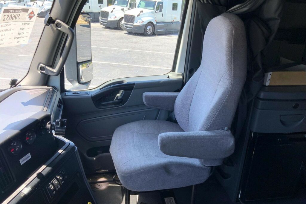 2022 CUM LT625 6×4 Sleeper