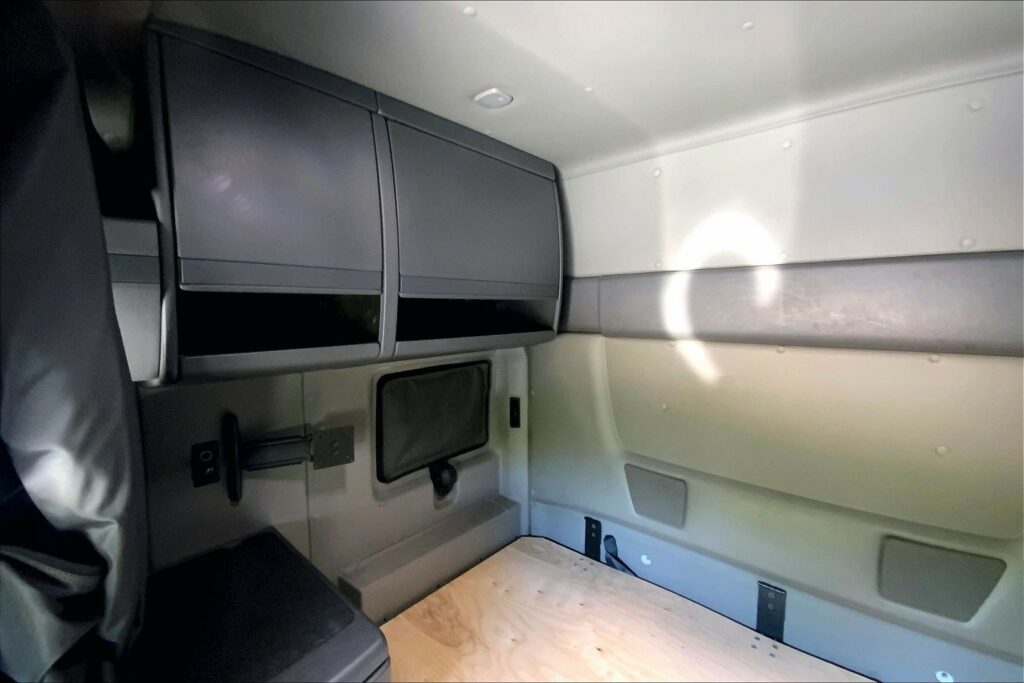 2022 CUM LT625 6×4 Sleeper