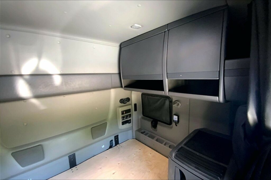 2022 CUM LT625 6×4 Sleeper