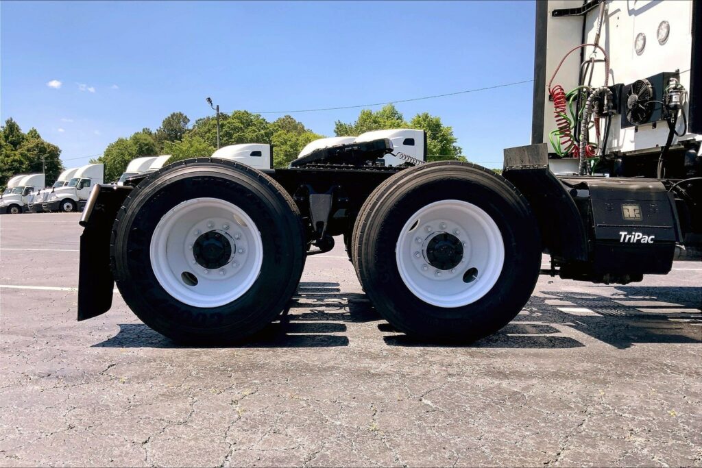 2022 CUM LT625 6×4 Sleeper
